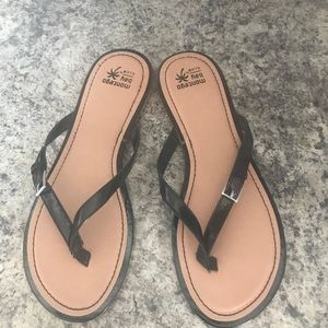 NWOT black flip flops!